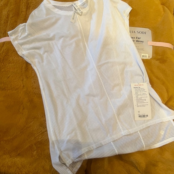 Lululemon Retreat Tee - Picture 2 of 3